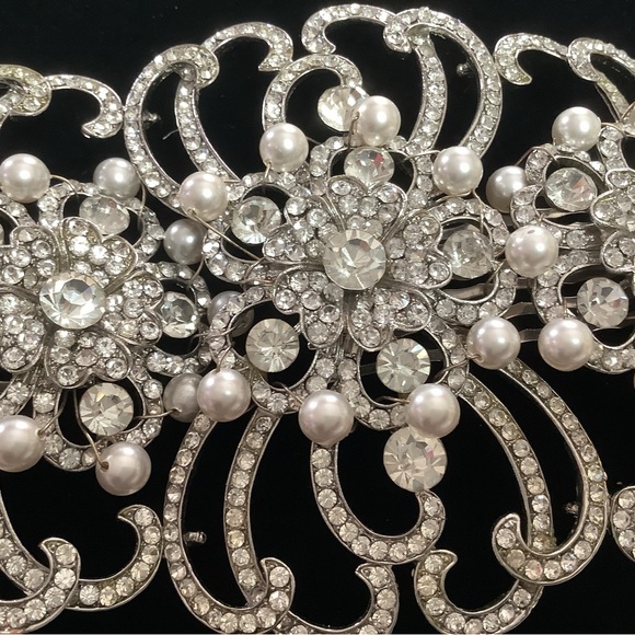 Elegant Silver and Pearl Hair Accessory - Picture 10 of 10